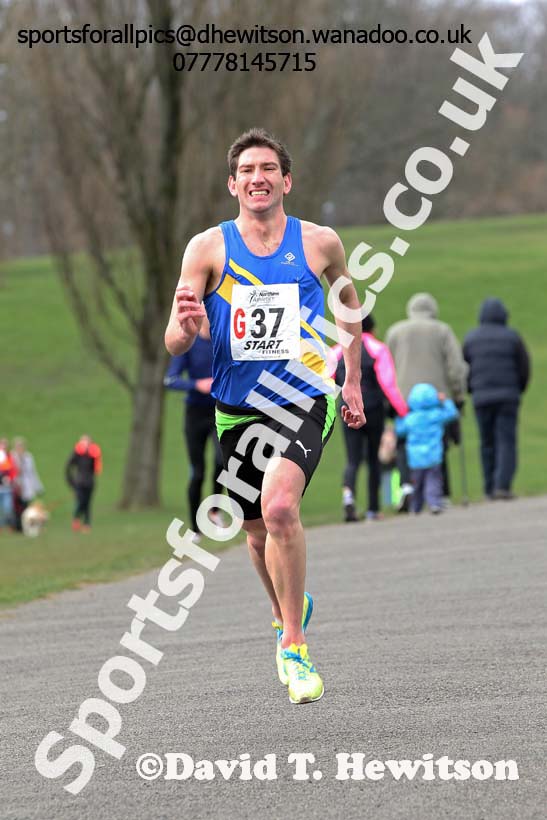 Nick Hooker (Leeds) 6th leg of the senior mens 12 stage relay, 2014 Northern 12 and 6 Stage Relays, Heaton Park Manchester. Photo: David T. Hewitson/Sports for All Pics